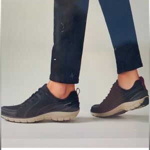Clark's Wave Walk Go Waterproof  Black Nubuck Walking Sneakers Women's Size 7